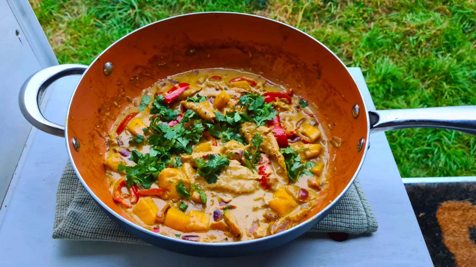 Stonehenge Tropical Vegan Chicken Curry – Vegan Food UK